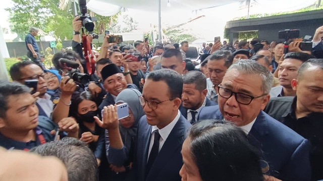 Bakal calon Presiden Anies Baswedan hadiri acara HUT ke-12 Partai NasDem tiba di NasDem Tower, Jakarta Pusat, Sabtu (11/11). Foto: Zamachsyari/kumparan