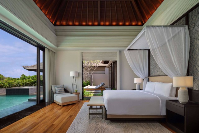 Master bedroom dari kamar tipe Tropical Garden Pool Villa di Umana Bali. Umana Bali memiliki 72 vila mewah dengan infinity pool dan outdoor hot tub di setiap unitnya. Foto: Dok: Umana Bali