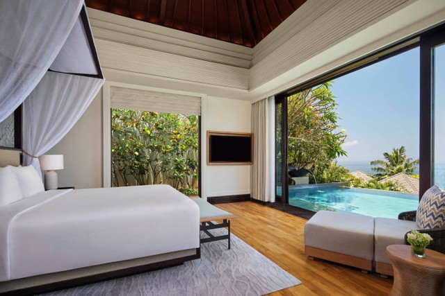 Tipe kamar 1 Bedroom Ocean Pool Villa di resor Umana Bali. Hotel & Resorts ini menawarkan pemandangan samudera luas dan pantai berpasir dengan air laut biru jernih. Foto: Dok: Umana Bali