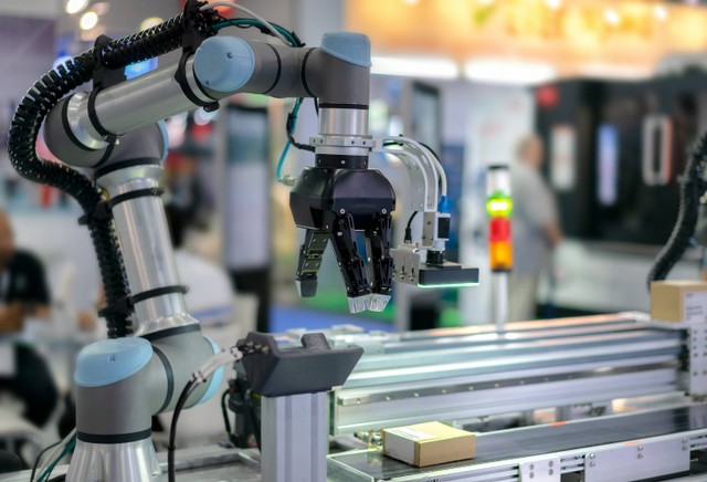 Ilustrasi tangan robotik di pabrik. Foto: August  Phunitiphat/Shutterstock