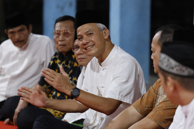 Bacapres Ganjar Pranowo saat bediskusi bersama warga di Desa Lau Bakeri, Kecamatan Kutalimbaru, Kabupaten Deli Serdang, Provinsi Sumatera Utara, Jumat (10/11/2023) malam. Foto: Dok. Istimewa