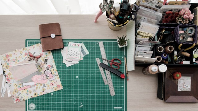 Ilustrasi Cara Membuat Teknik Kolase. Foto: Unsplash/Volodymyr Proskurovskyi