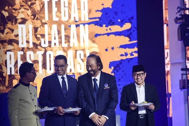 Ketum Partai Nasdem Surya Paloh bersama Capres-Cawapres dari Partai Nasdem Anies Baswedan dan Muhaimin Iskandar usai potong tumpeng pada acara HUT ke-12 Partai Nasdem di NasDem Tower, Jakarta, Sabtu (11/11/2023). Foto: Muhammad Adimaja/ANTARA FOTO