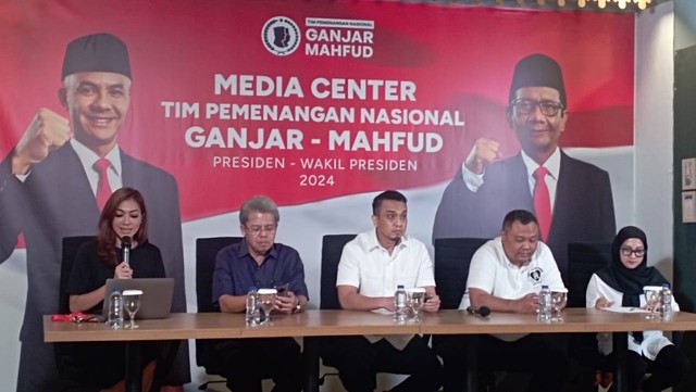 Deputi Hukum TPN Ganjar-Mahfud, Todung Mulya Lubis, Juru Bicara TPN Ganjar Pranowo-Mahfud MD Aiman Witjaksono (tengah), Pengamat Politik, Hendri Satrio, dalam konferensi pers di Media Center TPN Ganjar-Mahfud, Jakarta Pusat, Sabtu (11/11). Foto: Fadlan Nuril Fahmi/kumparan