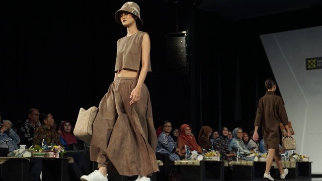 Fashion show dalam acara Jogja Fashion Week 2023 di Jogja Expo Center. Foto: Arif UT/Pandangan Jogja