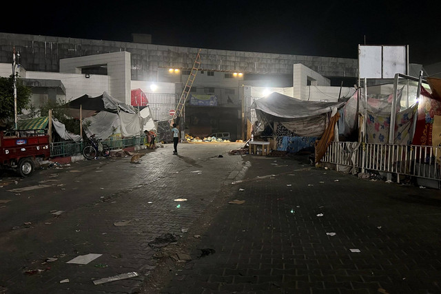 Kondisi di luar rumah sakit Al-Shifa di Kota Gaza, Jumat (10/11/2023). Foto: Khader Al Zanoun/AFP