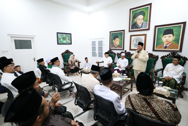 Bacapres Koalisi Indonesia Maju (KIM) Prabowo Subianto saat berkunjung ke Ponpes Tebuireng di Jombang, Jawa Timur pada Sabtu (11/11). Foto: Dok. Istimewa