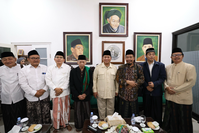 Capres Koalisi Indonesia Maju Prabowo Subianto saat bertemu tokoh-tokoh Pondok Pesantren Tebuireng di Jombang Jawa Timur, Sabtu (11/11). Foto: Dok. Istimewa