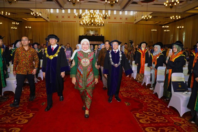 Menaker Ida Fauziah hadir pada Wisuda Politeknik Ketenagakerjaan 2023 di Balai Sudirman, Jakarta, Sabtu (11/11/2023). Foto: Dok. Kemnaker