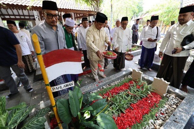 Capres Koalisi Indonesia Maju Prabowo Subianto berziarah di Pondok Pesantren Tebuireng di Jombang, Jawa Timur pada Sabtu, (11/11). Foto: Dok. Istimewa