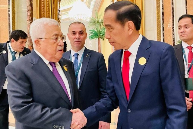 Presiden Jokowi bertemu dengan Presiden Palestina Mahmoud Abbas di sela-sela Konferensi Tingkat Tinggi (KTT) Luar Biasa Organisasi Kerja Sama Islam (OKI) di King Abdulaziz International Convention Center (KAICC) pada Sabtu (11/11/2023). Foto: Biro Pers Sekretariat Presiden