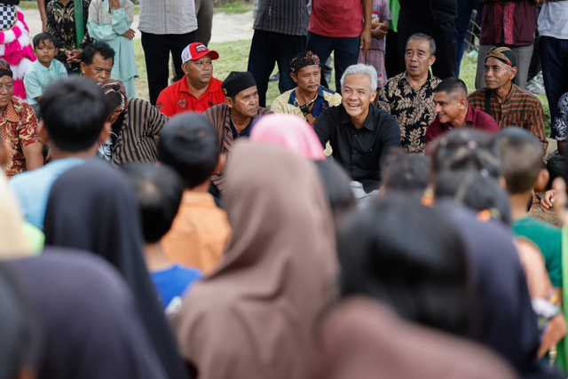 Bacapres Ganjar Pranowo bersama anak-anak di Sumatera Utara berikan dukungan terhadap Kemerdekaan Palestina di Desa Sinaksak, Kecamatan Tapian Dolok, Kabupaten Simalungun, Sumatera Utara, Sabtu (11/11/2023). Foto: Dok. Istimewa