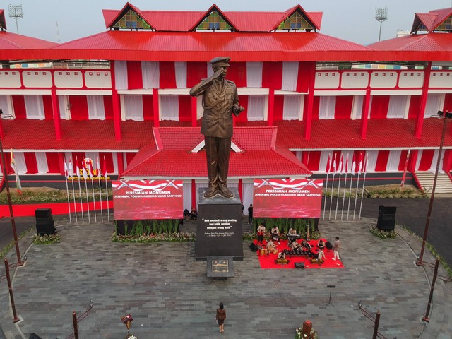 Sejumlah warga berfoto dengan latar belakang Monumen Hoegeng usai diresmikan Kapolri Jenderal Pol Listyo Sigit Prabowo di Kawasan Stadion Hoegeng, Pekalongan, Jawa Tengah, Sabtu (11/11/2023). Foto: Harviyan Perdana Putra/ANTARA FOTO