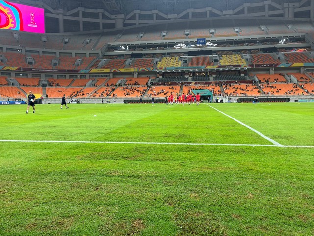 Kondisi rumput Jakarta International Stadium (JIS) pada 11 November 2023. Foto: Aji Nugrahanto/kumparan