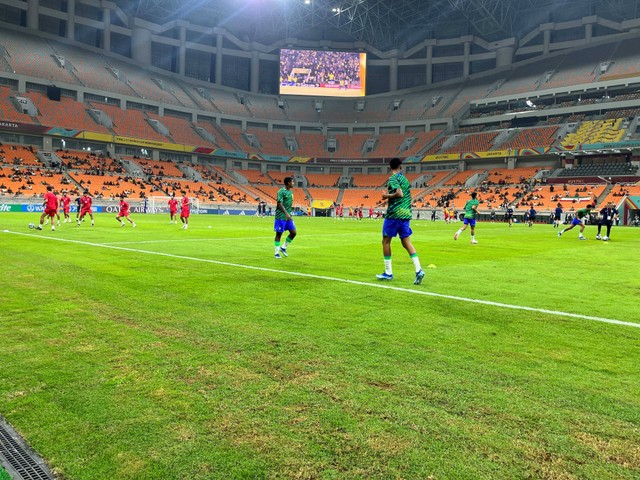 Kondisi rumput Jakarta International Stadium (JIS) pada 11 November 2023. Foto: Aji Nugrahanto/kumparan