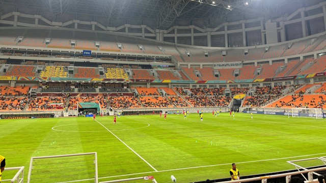 Kondisi rumput Jakarta International Stadium (JIS) pada 11 November 2023. Foto: Aji Nugrahanto/kumparan