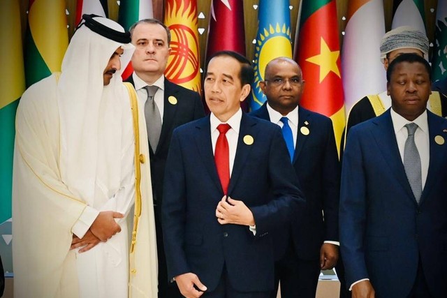 Presiden Jokowi bertemu dengan para pemimpin negara Islam yang menghadiri Konferensi Tingkat Tinggi (KTT) Luar Biasa Organisasi Kerja Sama Islam (OKI) di King Abdulaziz International Convention Center (KAICC), Riyadh, Arab Saudi, Sabtu (11/11/2023). Foto: Laily Rachev/Biro Pers Sekretariat Presiden