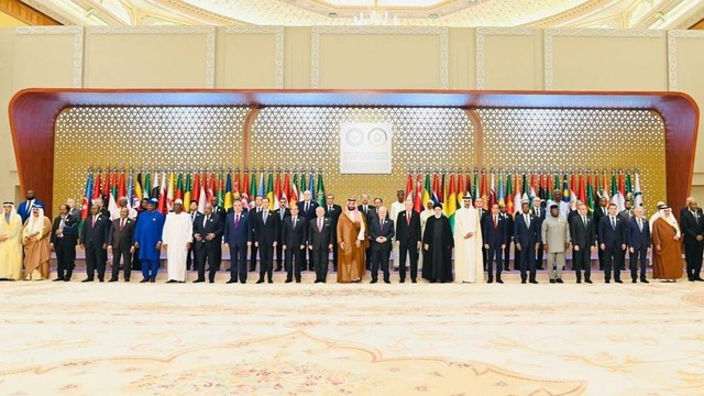 Presiden Jokowi berfoto dengan para pemimpin negara Islam yang menghadiri Konferensi Tingkat Tinggi (KTT) Luar Biasa Organisasi Kerja Sama Islam (OKI) di King Abdulaziz International Convention Center (KAICC), Riyadh, Arab Saudi, Sabtu (11/11/2023). Foto: Laily Rachev/Biro Pers Sekretariat Presiden