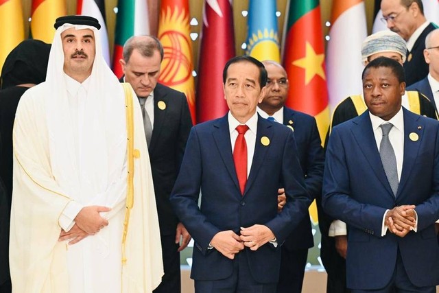 Presiden Jokowi bertemu dengan para pemimpin negara Islam yang menghadiri Konferensi Tingkat Tinggi (KTT) Luar Biasa Organisasi Kerja Sama Islam (OKI) di King Abdulaziz International Convention Center (KAICC), Riyadh, Arab Saudi, Sabtu (11/11/2023). Foto: Laily Rachev/Biro Pers Sekretariat Presiden