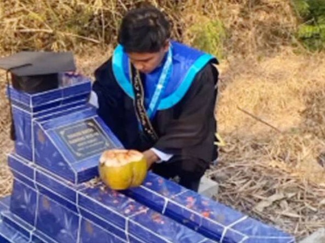 Foto Diki Candra saat di makam Istrinya