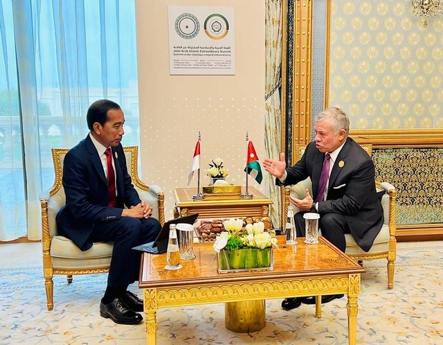 Presiden Joko Widodo melakukan pertemuan bilateral dengan Raja Yordania, Abdullah II bin Al-Hussein, di sela-sela Konferensi Tingkat Tinggi (KTT) Luar Biasa Organisasi Kerja Sama Islam (OKI). Foto: Biro Pers Sekretariat Presiden