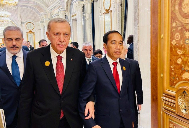 Presiden Joko Widodo melakukan pertemuan bilateral dengan Presiden Turki, Recep Tayyip Erdogan, di sela-sela Konferensi Tingkat Tinggi (KTT) Luar Biasa Organisasi Kerja Sama Islam (OKI).  Foto: Biro Pers Sekretariat Presiden