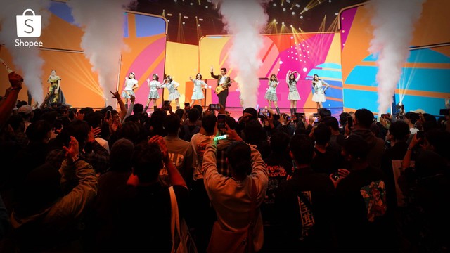 Penonton dan fans yang ikut meramaikan penampilan JKT48. Foto: dok. Istimewa