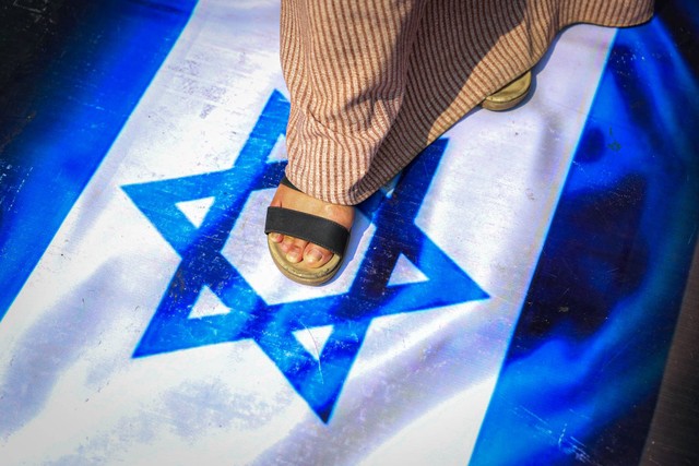 Menginjak bendera Israel. Foto: Iqbal Firdaus/kumparan