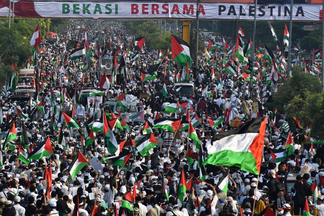 Massa mengikuti aksi Bekasi bersama Palestina saat Hari Bebas Kendaraan Bermotor (HBKB) di Bekasi, Jawa Barat, Minggu (12/11/2023). Foto: Fakhri Hermansyah/Antara Foto