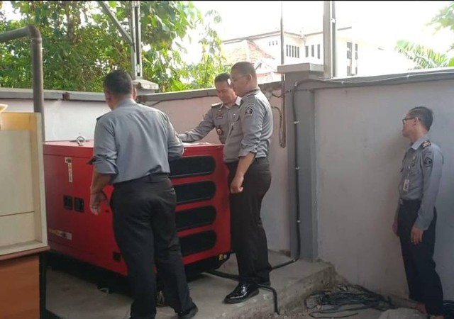 Kabapas Semarang Sarwito Mengecek Genset Yang Diterima Dari Direktorat Jenderal Pemasyarakatan