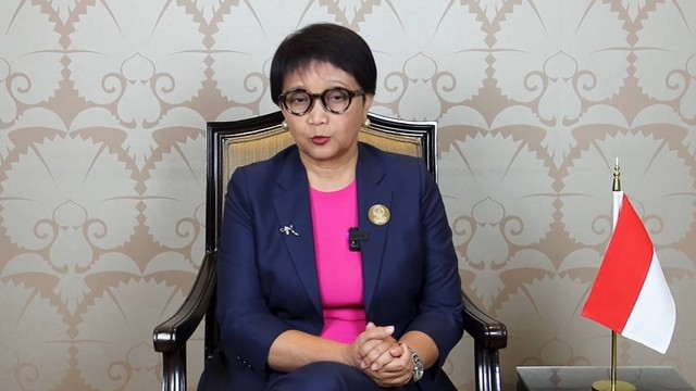 Menlu Retno Marsudi memberikan keterangan terkait hasil KTT Luar Biasa OKI. Foto: Youtube/Sekretariat Presiden