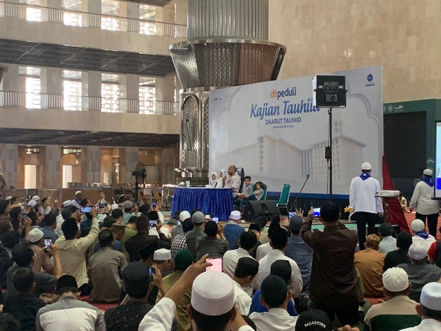 Abdillah Onim alias Bang Onim, WNI yang menjadi relawan di Jalur Gaza menceritakan pengalamannya saat dievakuasi dari Jalur Gaza di Masjid Istiqlal, Jakarta, Minggu (12/11/2023). Foto: Luthfi Humam/kumparan