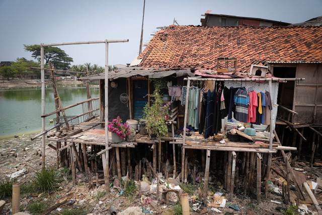 Kampung Apung Mengering - Potret rumah salah satu warga yang terlihat beberapa bagian yang dulunya tergenang air kini mengering akibat penyusutan debit air di Kampung Apung, Kapuk, Cengkareng, Jakarta Barat, Kamis (2/11/2023). Foto: Iqbal Firdaus/kumparan