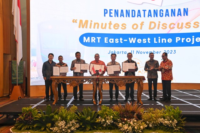 Pemerintah Indonesia dan Japan International Cooperation Agency (JICA) menandatangani risalah pembahasan penilaian (Minutes of Discussion/MoD of Appraisal Mission) proyek Mass Trapid Transit (MRT) Jakarta Koridor Timur-Barat (East-West) fase 1. Foto: Kemenhub RI