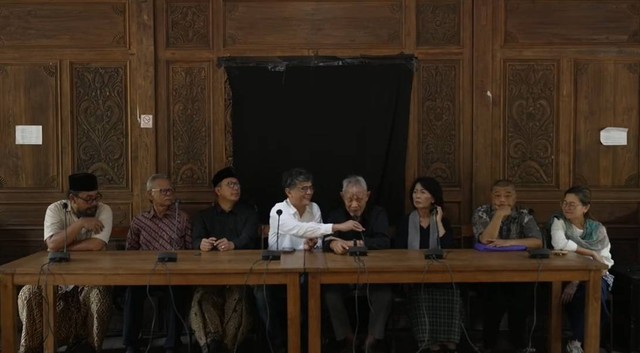 Konfrensi pers sejumlah tokoh usai bertemu Gus Mus atau  K.H. Ahmad Mustofa Bisri. Foto: Youtube/ GITA Kita