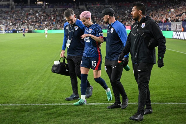 Pemain OL Reign Megan Rapinoe saat cedera pada menit-menit awal babak pertama pertandingan final Liga Sepak Bola Wanita Nasional antara OL Reign dan Gotham FC di Stadion Snapdragon di San Diego, California. Foto: Robyn Beck / AFP