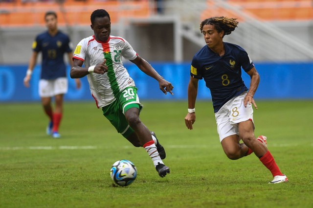 Pesepak bola timnas Burkina Faso Emmanuel Ouedraogo (kiri) berebut bola dengan pesepak bola timnas Prancis Saimon Bouabre pada laga penyisihan Grup E Piala Dunia U-17 2023 di Jakarta International Stadium, Jakarta, Minggu (12/11/2023).  Foto: ANTARA FOTO/Akbar Nugroho Gumay