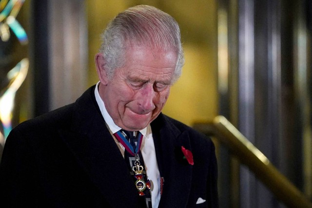 Raja Charles III dari Inggris meresmikan patung mendiang Ratu Elizabeth II dari Inggris dan mendiang Pangeran Phillip dari Inggris di Royal Albert Hall, di London, pada 11 November 2023. Foto: MAJA SMIEJKOWSKA / POOL / AFP