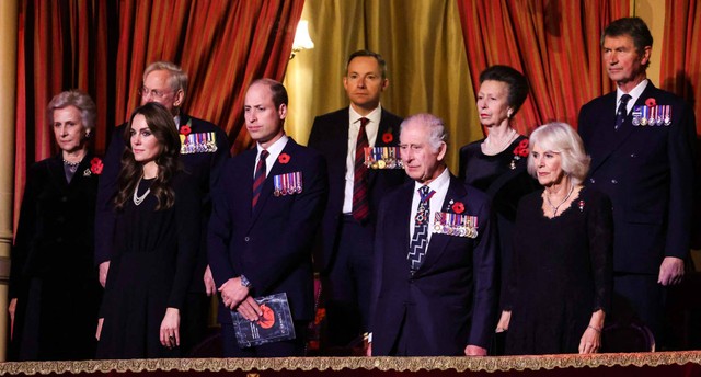 Raja Charles III dari Inggris dan Ratu Camilla dan yang lainnya menghadiri upacara "The Royal British Legion Festival of Remembrance" di Royal Albert Hall, London, pada 11 November 2023. Foto: Chris Jackson / POOL / AFP