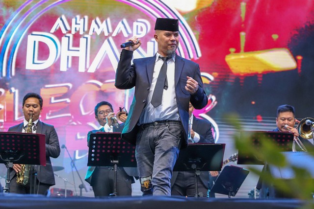 Musisi ternama Ahmad Dhani tampil pada Jazz Goes To Campus di FEB UI, Depok, Jawa Barat, Minggu (12/11).
 Foto: Iqbal Firdaus/kumparan