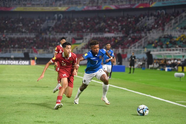 Pesepak bola timnas Indonesia Welber Jardim (kiri) berebut bola dengan pesepak bola timnas Ekuador Keny Arroyo pada laga Grup A Piala Dunia U-17 2023 di Stadion Gelora Bung Tomo, Surabaya, Jawa Timur, Jumat (10/11/2023). Foto: Ari Bowo Sucipto/ANTARA FOTO