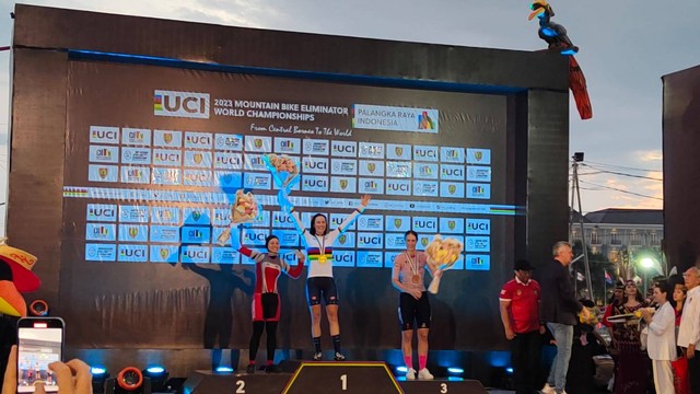 Para pemenang UCI MTB World Championship 2023 kategori women. Pebalap Indonesia, Dara Latifah (kiri) juara kedua. Foto: Dok. Istimewa
