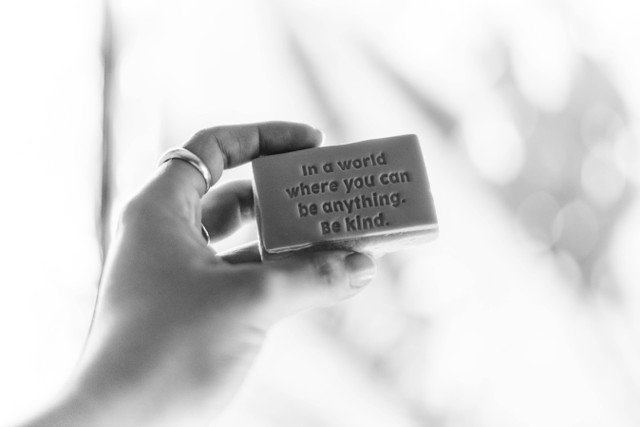 Ilustrasi Quotes Hari Kebaikan Sedunia. Unsplash/Kelly Mc.