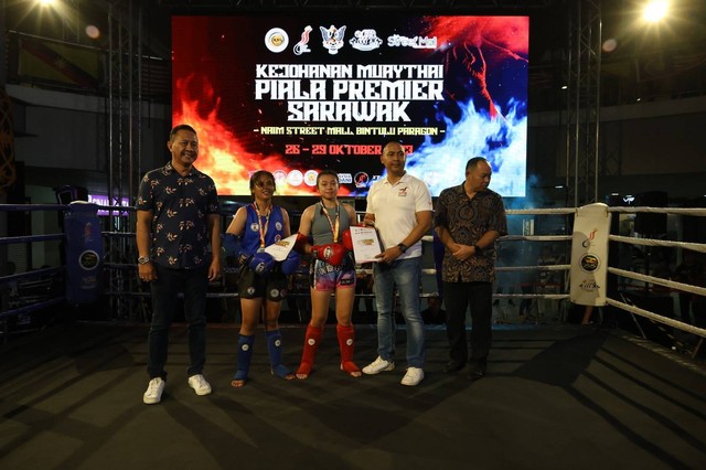 2 Atlet Kalbar Menerima Medali Emas di International Muaythai Sarawak Premiere. Foto: Pengprov Muaythai Kalbar