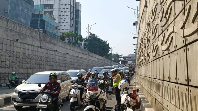 Kemacetan Mampang-Kuningan, Senin (13/11). Foto: Hedi/kumparan