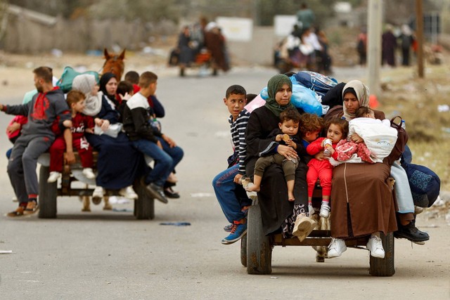 Warga Palestina melarikan diri dari Gaza utara untuk bergerak ke selatan, ketika tank-tank Israel meluncur lebih jauh ke daerah tersebut di Jalur Gaza tengah 12 November 2023. Foto: REUTERS/Ibraheem Abu Mustafa