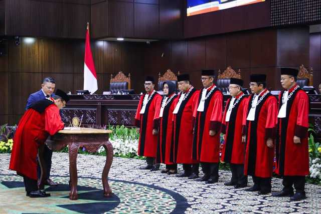 Suasana pelantikan Ketua Mahkamah Konstitusi di Gedung MK, Jakarta, Senin (13/11). Foto: Iqbal Firdaus/kumparan