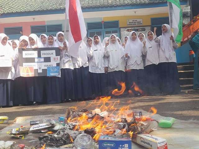 Demo SMP di Bogor membakar produk-produk yang mereka anggap produk Israel. Dok: Ist.