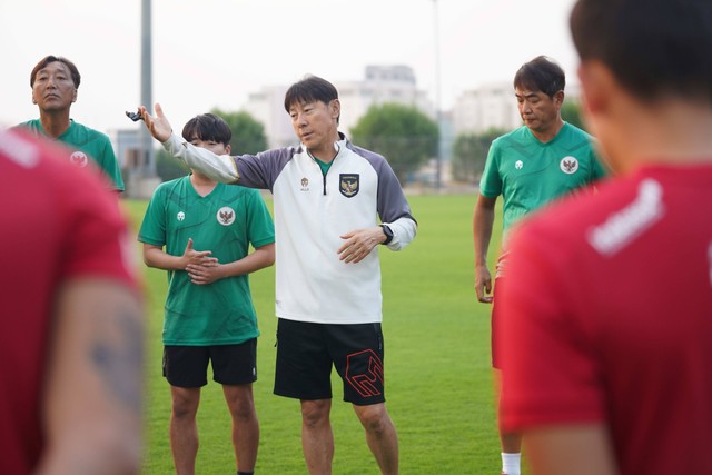 Shin Tae-yong saat latihan Timnas Indonesia di Irak pada November 2023. Foto: Dok. PSSI