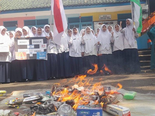 SMP di Bogor bakar sabun hingga teh, serukan boikot produk Israel. Foto: Dok. Istimewa